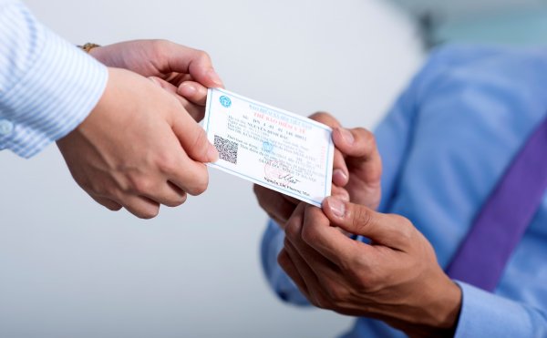 Vấn đề sử dụng thẻ BHYT khi đang tạm dừng đóng bảo hiểm xã hội